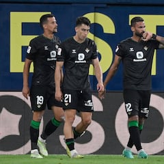 Victoria del Betis con Andrés Guardado en la banca