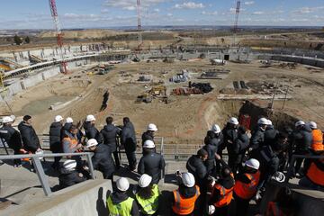 Los jugadores del Atlético visitaron las obras en 2014.