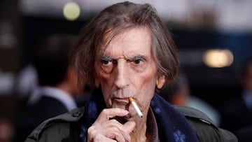 El actor estadounidense Harry Dean Stanton fumando un cigarro en el prestreno mundial de la película "The Avengers: Los vengadores" en Hollywood, California, el 11 de abril de 2012. REUTERS/Danny Moloshok/File Photo