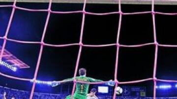 <b>VICTORIA SUFRIDA. </b>Perotti batió a Aranzubía con este remate de cabeza cruzando el balón.