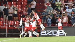 Los jugadores del Almer&iacute;a abrazan a Umar Sadiq tras el 1-0, obra del nigeriano.