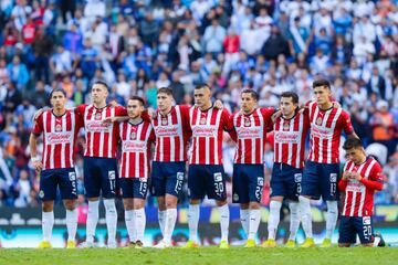 PUEBLA, MEXICO - OCTOBER 09: Players of Chivas hug in the penalty shoot out after the playoff match between Puebla and Chivas as part of the Torneo Apertura 2022 Liga MX at Cuauhtemoc Stadium on October 9, 2022 in Puebla, Mexico. (Photo by Jam Media/Getty Images)
