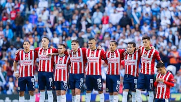 Jugadores de Chivas se abrazan durante el partido de repechaje en contra del Puebla en el Apertura 2022.