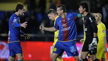 (FromL) Levante's defender Nano, Levante's defender Sergio Ballesteros and Levante's Uruguayan goalkeeper Gustavo Munua celebrate their victory at the end of the Spanish league football match Villarreal CF vs Levante UD on February 5, 2011
