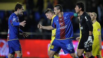 (FromL) Levante&#039;s defender Nano, Levante&#039;s defender Sergio Ballesteros and Levante&#039;s Uruguayan goalkeeper Gustavo Munua celebrate their victory at the end of the Spanish league football match Villarreal CF vs Levante UD on February 5, 2011 