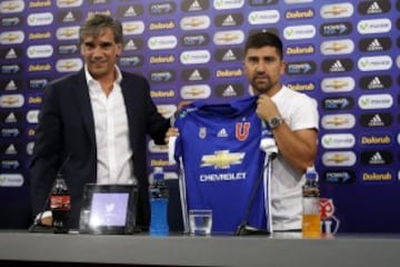 El Fantasista posó con la camiseta de Universidad de Chile en su presentación como nuevo jugador azul.