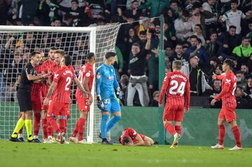 Tras el gol del empate de Fekir, Joan Jordán fue agredido desde la grada con el lanzamiento de un palo y el encuentro fue suspendido.