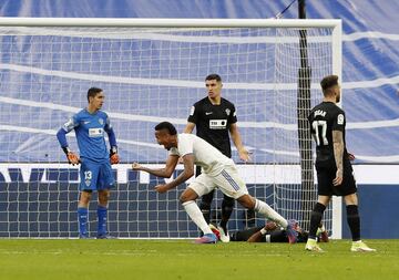Militao celebra el 2-2 al Elche.