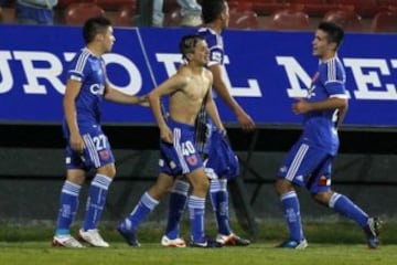 El 12 de semptiembre del 2012, Benjamín Inostroza debutó por la Universidad de Chile en un partido contra Santiago Morning por Copa Chile. En ese mismo encuentro, en el 80', anotó su primer gol en Primera y le dio el empate a los azules. Sólo tenía 15 años y 165 días.
