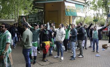 Seguidores del Real Betis por las calles de Sevilla.