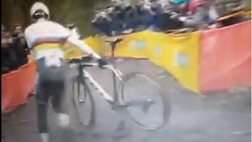 El ciclista de ciclocross Wout Van Aert, junto a su bicicleta en la prueba de la Copa del Mundo en Fiuggi.