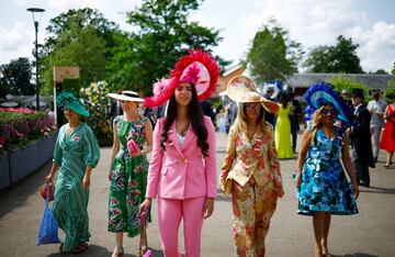 Horse Racing - Royal Ascot - Ascot Racecourse, Ascot, Britain - June 22, 2023 Racegoers are pictured before the first race on ladies day at Royal Ascot REUTERS/John Sibley