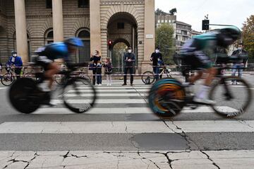 Los espectadores aplauden al paso de los corredores durante la contrarreloj individual de la última etapa del Giro de Italia 2020, una ruta de 15,7 kilómetros entre Cernusco sul Naviglio y Milán.
