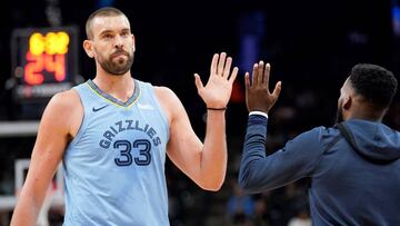 SAN01 SAN ANTONIO (TX, EEUU), 21/1/2018. - Marc Gasol (i) los Grizzlies de Memphis es visto hoy, durante un partido de baloncesto de la NBA entre Memphis Grizzlies y San Antonio Spurs, en San Antonio (TX, EE.UU.). EFE / WILLIAM ABATE