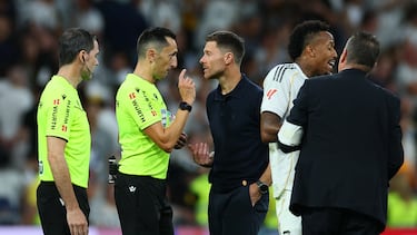 Soccer Football - LaLiga - Real Madrid v RCD Mallorca - Santiago Bernabeu, Madrid, Spain - August 30, 2025 Real Madrid coach Xabi Alonso remonstrates with referee Jose Maria Sanchez Martinez after the match REUTERS/Isabel Infantes