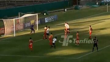 ¡Eludió a dos y la clavó al ángulo! El golazo de Allende en Uruguay