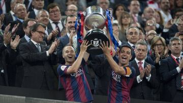 Iniesta y Xavi levantan la Copa del Rey 2015 tras la victoria ante el Athletic de Bilbao en la final disputada en el Camp Nou.