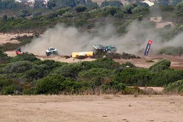 El piloto madrileño sufrió un tremendo accidente al ser embestido por el piloto Johan Kristofferson durante el Rally de Cerdeña. Sainz, pudo salir por su propio pie. 