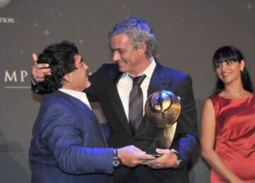 El 28 de diciembre de 2012, Mourinho recibe el premio al Mejor Entrenador del Año otorgado por Argentina. Maradona le hace entrega del galardón durante la Conferencia Internacional sobre deportes en Dubai.
