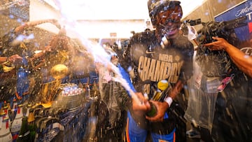 El base del Oklahoma City Thunder, Shai Gilgeous-Alexander, celebra con sus compañeros en el vestuario tras ganar el campeonato de baloncesto de la NBA en el séptimo partido contra los Indiana Pacers.