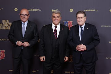 Joan Laporta, presidente del Barcelona, con Xavi andreu, exjugador y director de comunicación del Espanyol y Rafa Marañón, exjugador del conjunto perico.