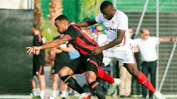 Amadou tuvo que jugar de central ante el Bournemouth.