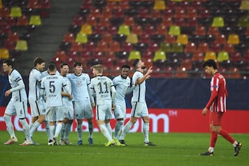 0-1. Olivier Giroud celebró el primer gol.