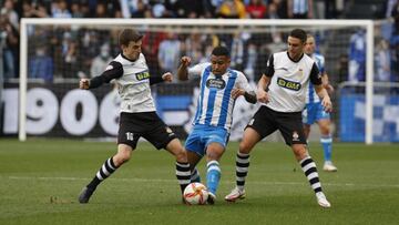 Juergen Elitim, controlando un balón ante el Real Unión.