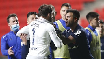 Instantes despu&eacute;s de la pol&eacute;mica ca&iacute;da de los azules en el estadio Nicol&aacute;s Chahu&aacute;n, los jugadores de la U se trenzaron en una dura disputa. 