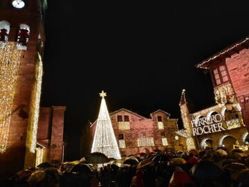 Ferrero Rocher iluminó la Plaza Mayor del pueblo zamorano de Puebla de Sanabria para ser la localidad mejor iluminada de España.