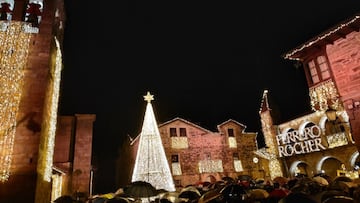 Ferrero Rocher iluminó la Plaza Mayor del pueblo zamorano de Puebla de Sanabria para ser la localidad mejor iluminada de España.