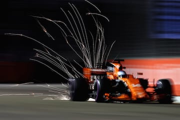 Fernando Alonso conduciendo su McLaren Honda.