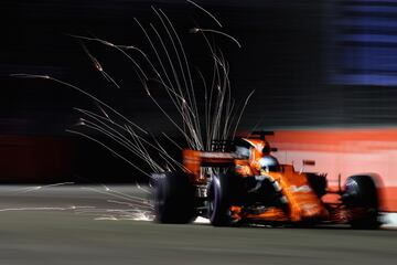 Fernando Alonso conduciendo su McLaren Honda.