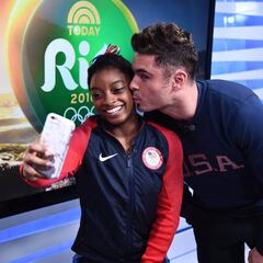 Zack Efron besa a Simon Biles para felicitarla por los JJOO