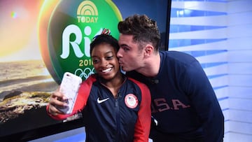 Zack Efron besa a Simon Biles para felicitarla por los JJOO