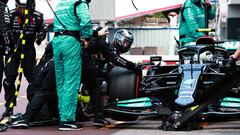 MONTE-CARLO, MONACO - MAY 23: Valtteri Bottas of Finland driving the (77) Mercedes AMG Petronas F1 Team Mercedes W12 makes a pitstop but his front right wheel is stuck on his car during the F1 Grand Prix of Monaco at Circuit de Monaco on May 23, 2021 in Monte-Carlo, Monaco. (Photo by Mark Thompson/Getty Images)