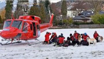 Los equipos de rescate atienden a los esquiadores accidentados en el Tirol austriaco. 
