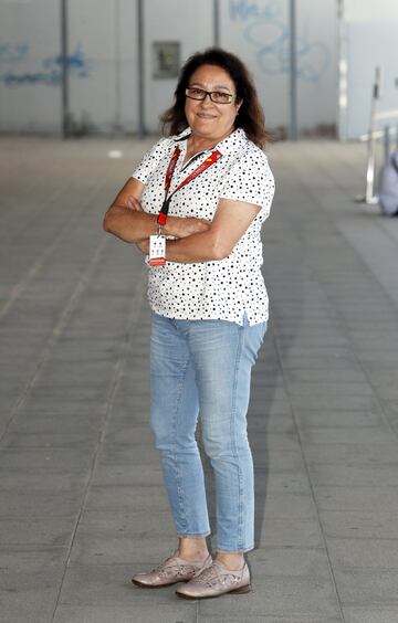 Nieves Moya es la decana de la sala de prensa de la Vuelta y trabaja para la Agencia France-Presse en la que es su 37ª edición. De su primera vez en la carrera, en 1981, recuerda que era la única mujer y hubo que abrir algunas puertas.