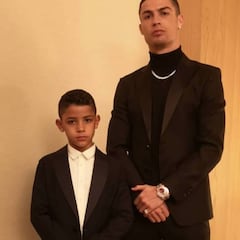 Cristiano obvia las declaraciones de su exnovia y posa con estilo junto a su hijo