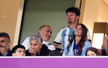 Antonella Roccuzzo, pareja sentimental de Lionel Messi, vivió el duelo de Argentina frente a Países Bajos desde el palco del Lusail Iconic Stadium. Celebró y sufrió como todos los albicelestes.