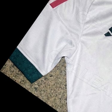 El cuello, el logo de Adidas y la publicidad de Emirates y HP serían de color verde oscuro y las tres rayas de la manga de rosa.