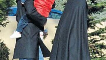 <b>TRANQUILO. </b>Beckham, ayer, junto a su mujer Victoria y su hijo Cruz cuando ya se sabía su marcha.