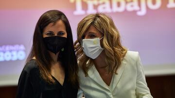 La nueva ministra de Derechos Sociales y Agenda 2030, Ione Belarra; y la nueva vicepresidenta tercera y ministra de Trabajo y Economía social, Yolanda Díaz; conversan durante el traspaso de carteras ministeriales, en Madrid (España), a 31 de marzo de 2021. Este traspaso se produce como consecuencia de la presentación de Pablo Iglesias como candidato de Unidas Podemos a la presidencia de la Comunidad de Madrid y el subsiguiente abandono de sus funciones en el Ejecutivo español.
31 MARZO 2021;CARTERA;MINISTERIO;IGLESIAS
EUROPA PRESS/J. Hellín. POOL
31/03/2021