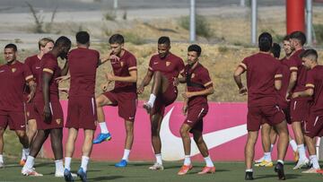 Fernando, en el centro junto a Navas, entrenándose estos días.