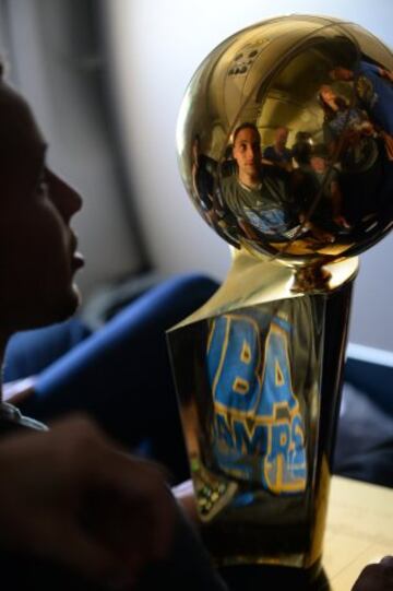 Los campeones de la NBA disfrutaron del viaje de vuelta a Oakland sin perder de vista el preciado trofeo Larry O'Brien.