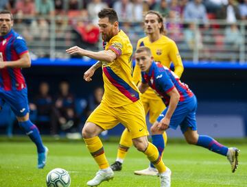 Eibar 0-2 Barcelona | De Jong intern¨® hacia Su¨¢rez, este se la cedi¨® a Griezmann y el franc¨¦s, con el exterior, a Messi, que defini¨® a la perfecci¨®n ante Dmitrovic con un golpeo suave y raso al segundo palo.