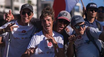 Ibon, con su equipo (y amigos) en el Mundial de surf.