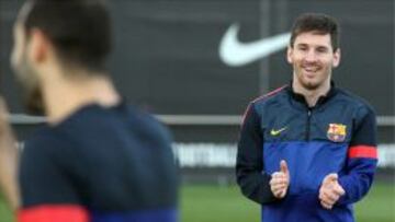 Leo Messi sonríe en el último entrenamiento del Barcelona.
