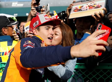 Marc Márquez con una aficionada presente en Motegui.