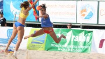 Partido femenino en el que las dos jugadoras llevan la braguita reglamentaria pero una va en camiseta y otra el top.